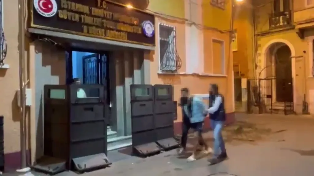 Beyoğlu’nda telefon hırsızına polis geçit vermedi