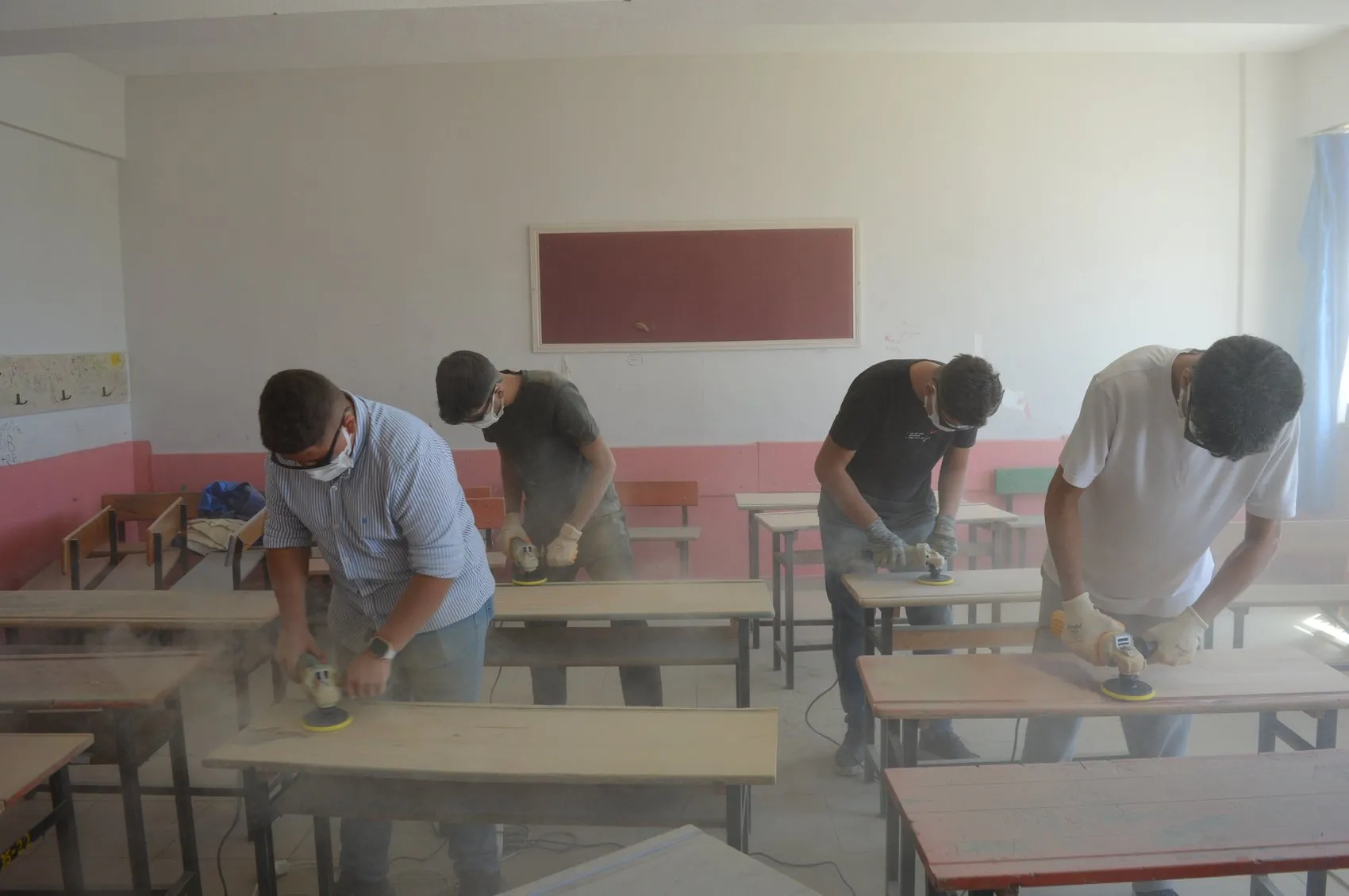 Mardinli öğrenciler eski sıraları fabrikadan yeni çıkmış gibi yeniledi