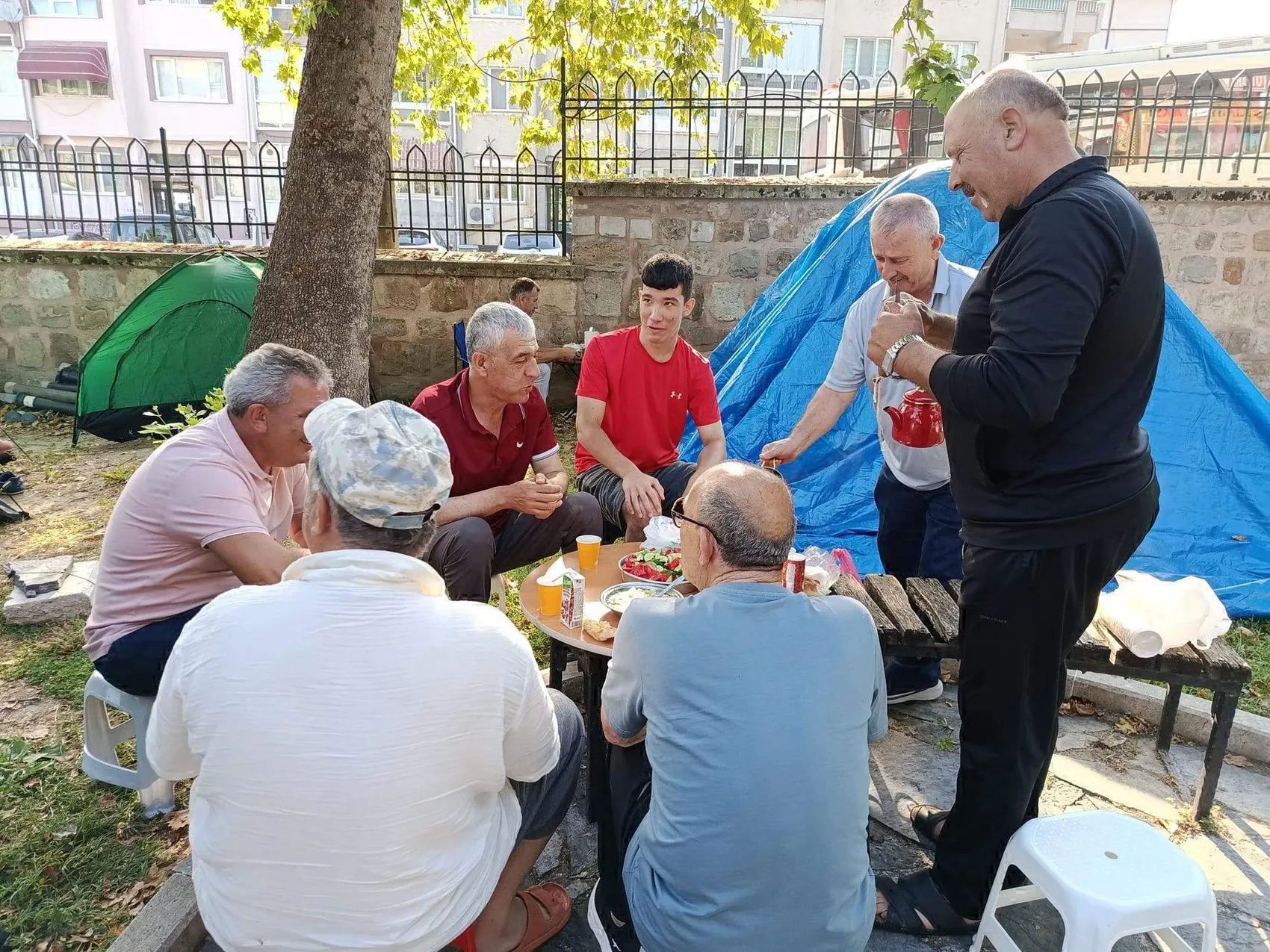Kırkpınar tutkunları otel bulamayınca çadırlarını cami avlusuna kurdu