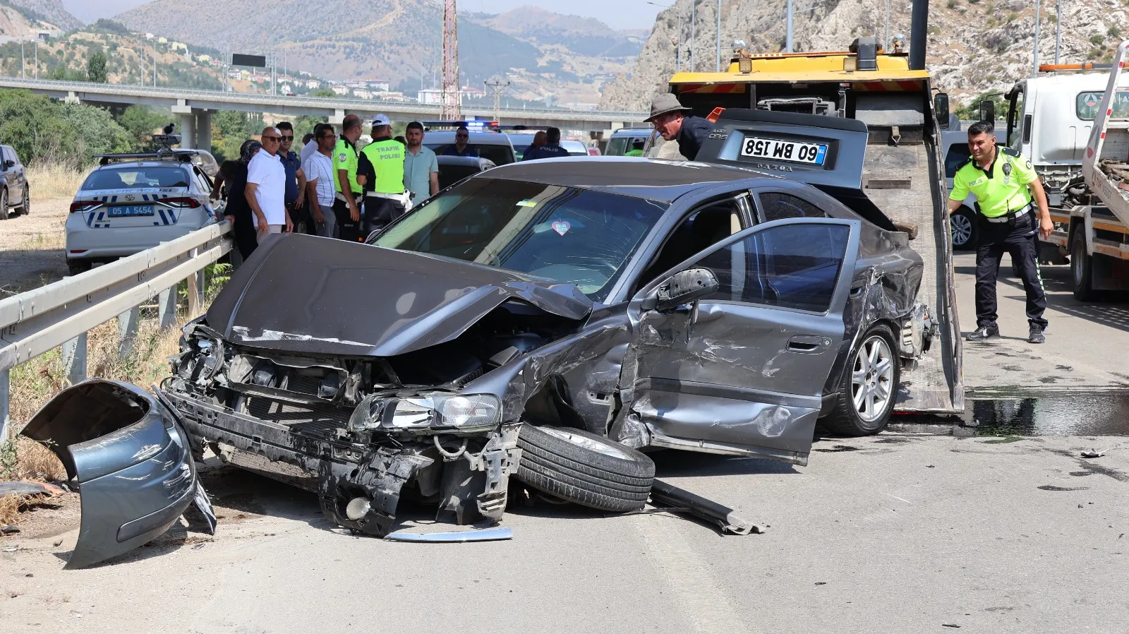 Amasya'da hatalı geri manevra dört kişiyi hastanelik etti