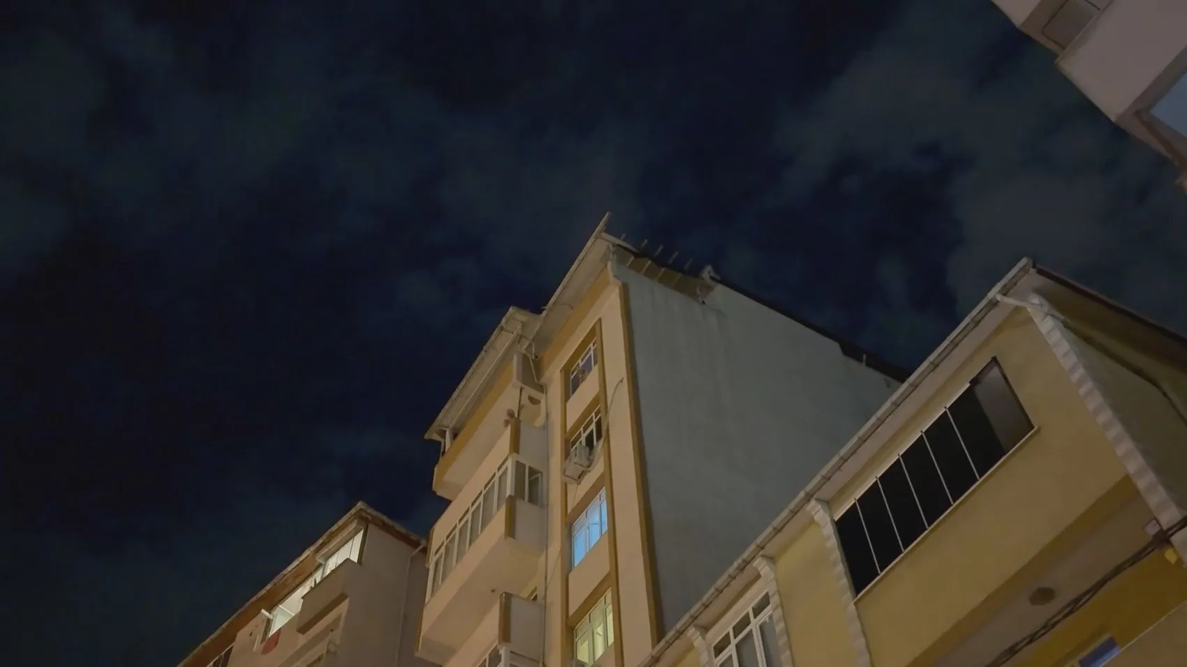 Sarıyerde fırtına çatıları yerinden söktü