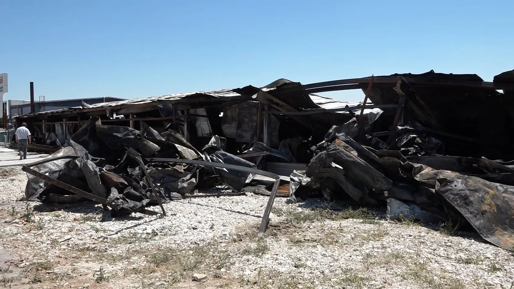 Afyonkarahisar'da sucuk fabrikası küle döndü