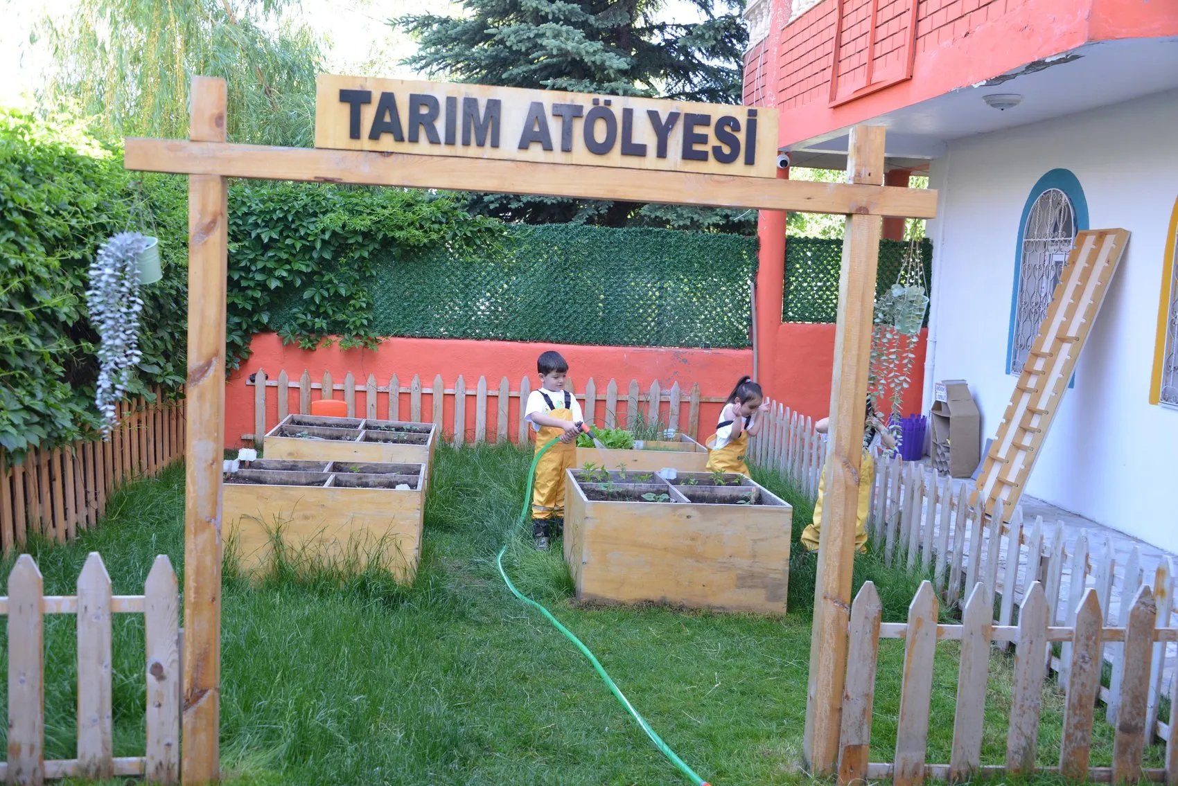 Erzurumdaki anaokulu çocukları dört duvar arasından çıkarıp ormana taşıdı