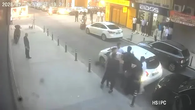 Avcılar trafiğinde tekme tokat kavga anı kameraya yansıdı