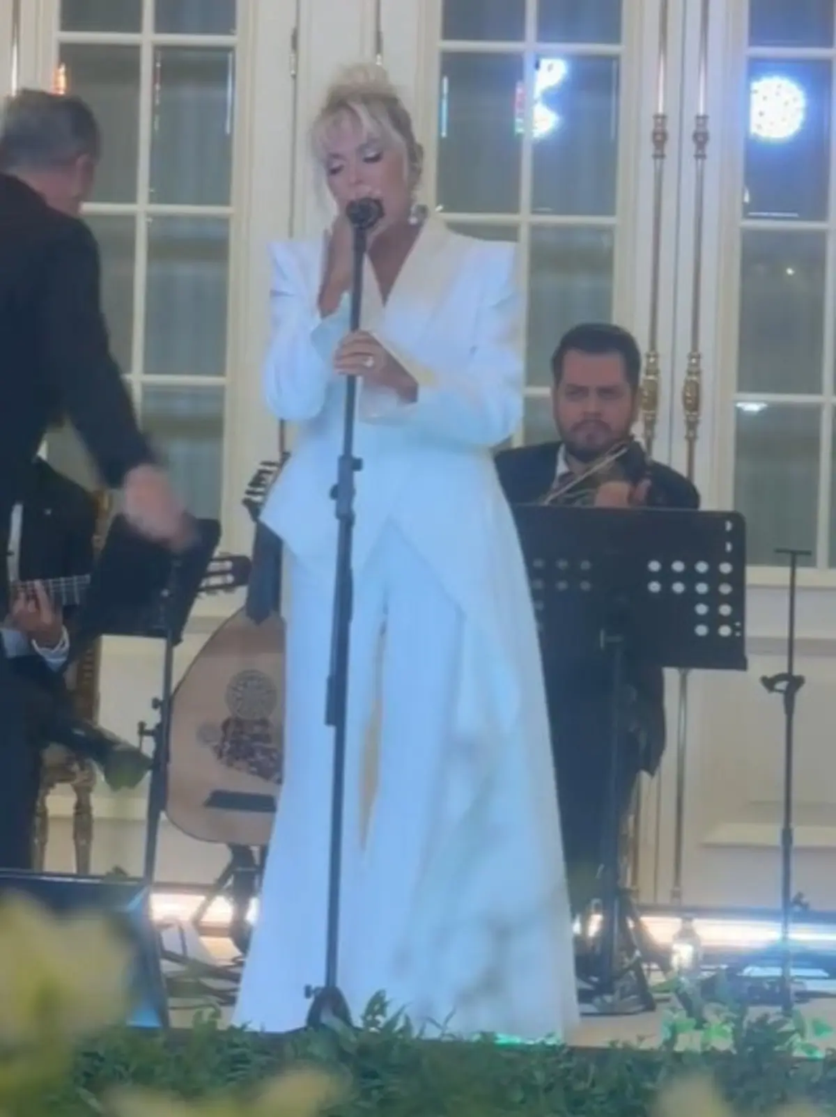 NATO Zirvesi nde Ajda Pekkan sürprizi: First Lady ler için sahneye çıktı 4