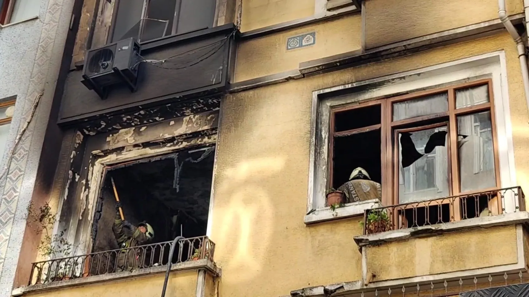 Fatih’te sabah paniği Alevlerin arasında kalan 4 kişi kurtarıldı
