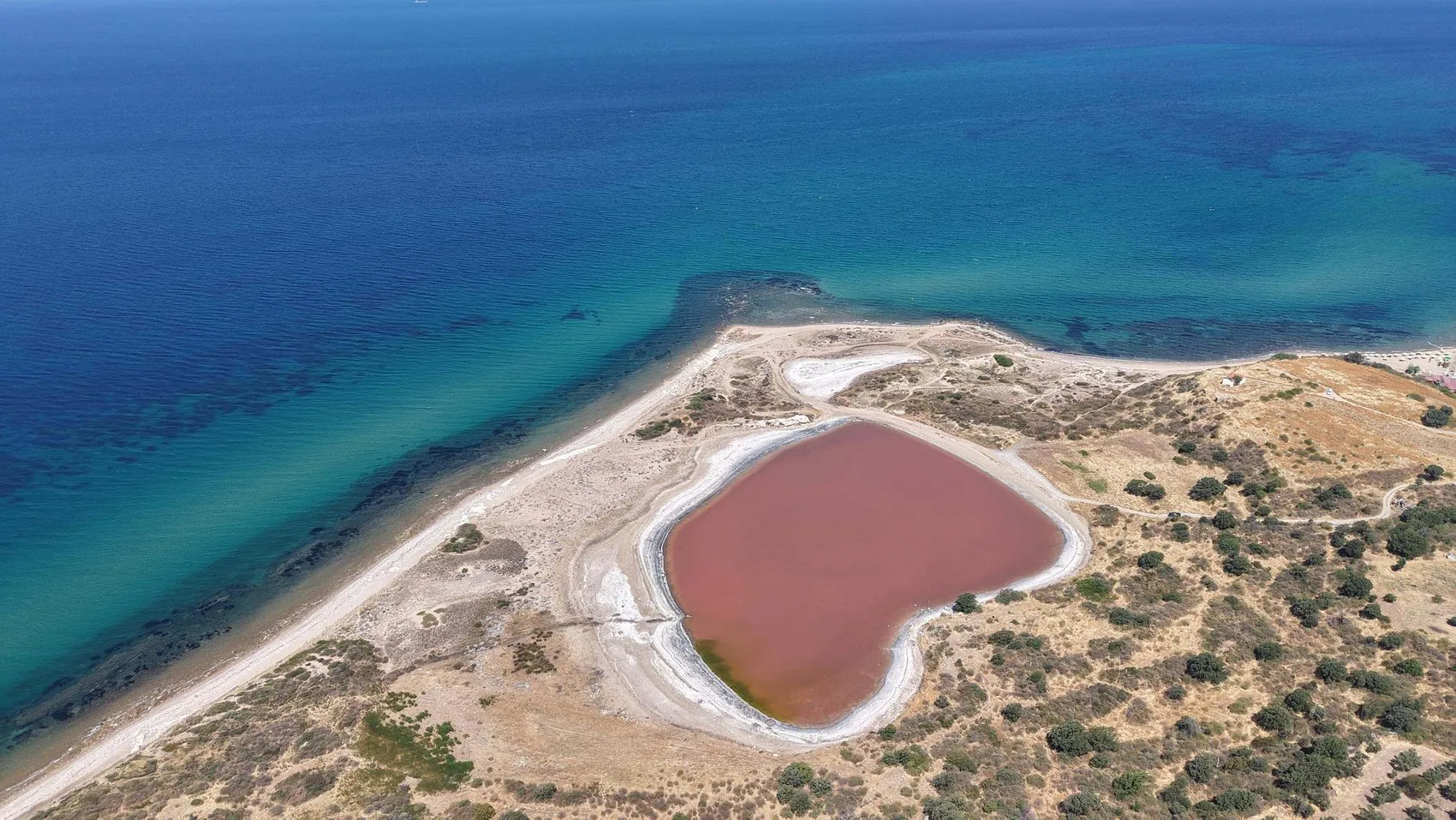 Çanakkale’nin meşhur Kalpli Gölü yeniden pembe renge döndü