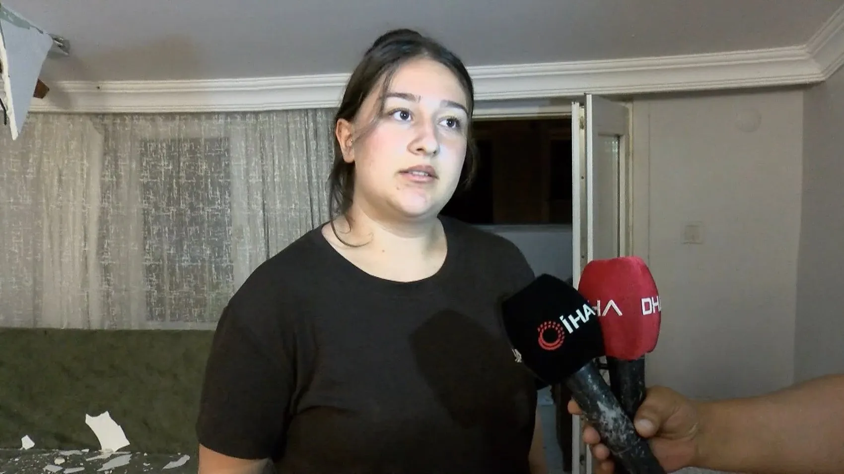 Küçükçekmece’de fırtına dehşeti Çatı uçtu binalar zarar gördü