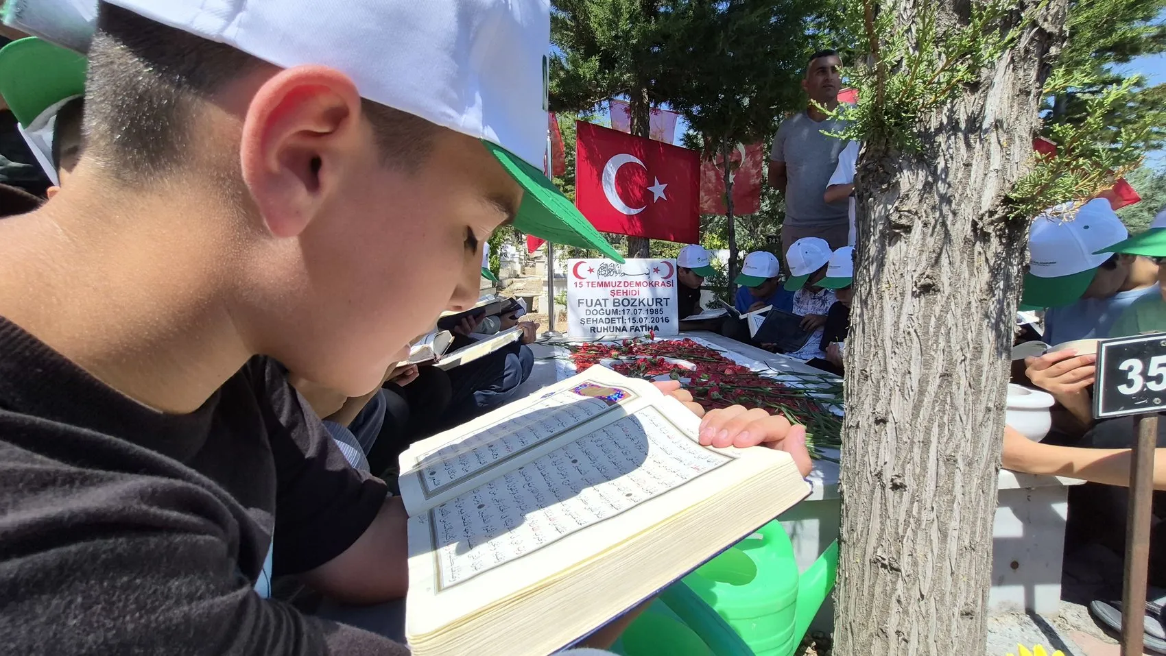 Malatyalı hafızlar 15 Temmuz şehidini kabri başında dualarla andı