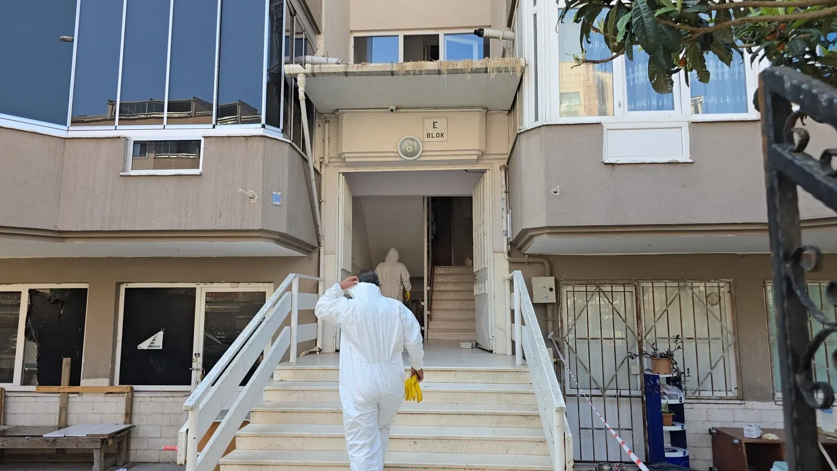 Bursa'da çöp eve dönüşen dairede mahsur kalan yaşlı adam kurtarıldı