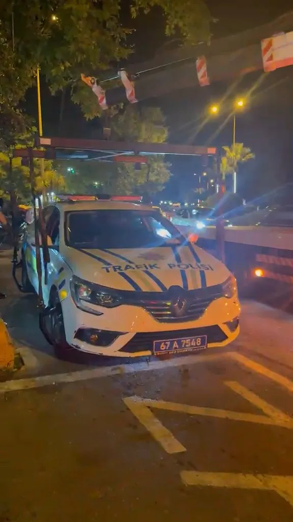 Polis otosunun motoruna sıkışan kedi için seferberlik