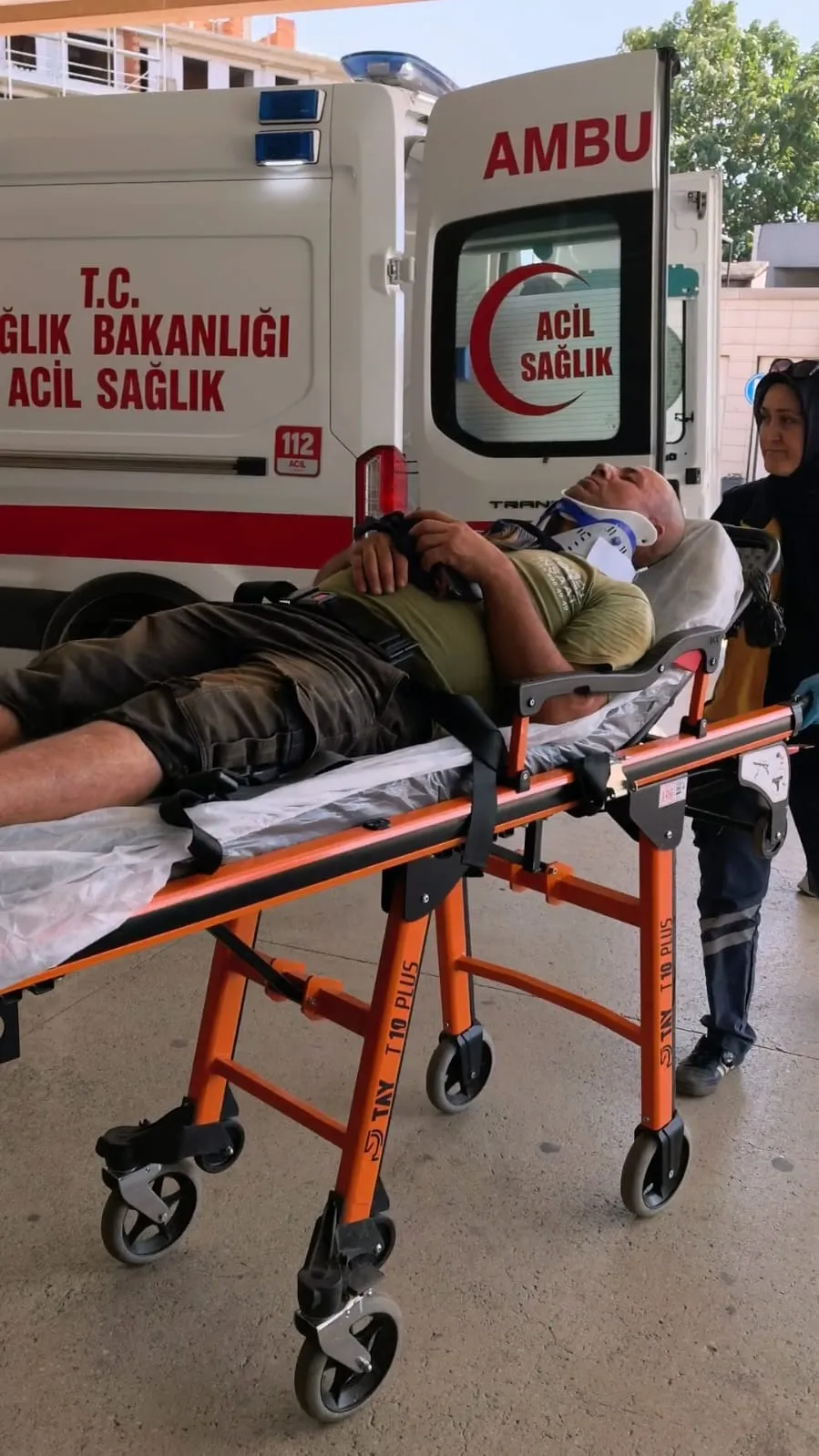 İnegöl'de sokak ortasında kaza 3 kişi hastaneye kaldırıldı