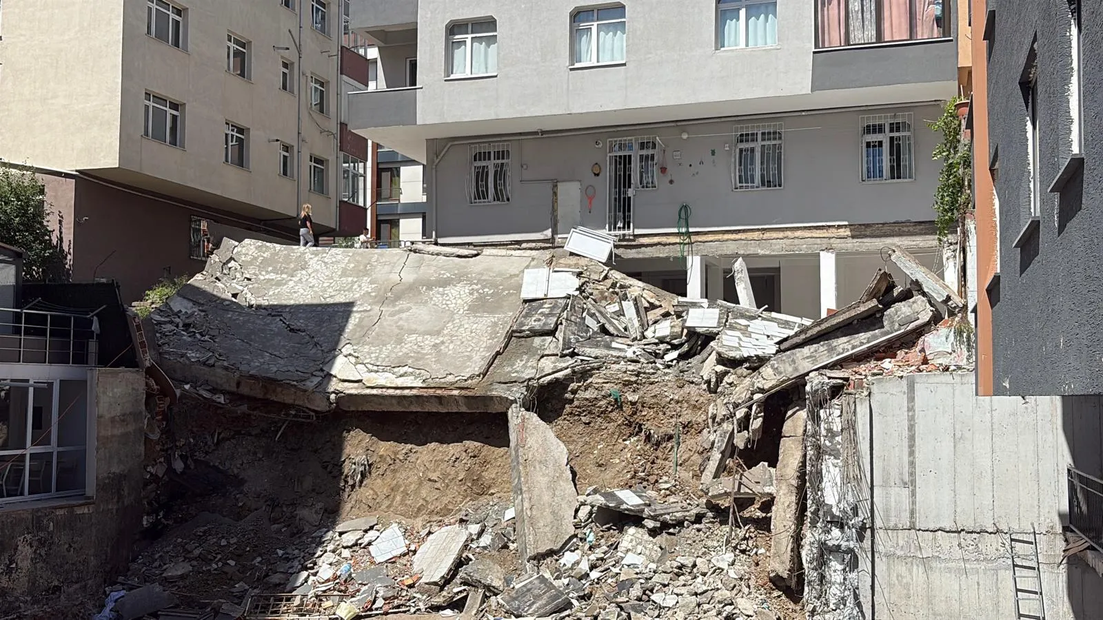 Kağıthane’de inşaat kazası Dozer balkonu yerle bir etti