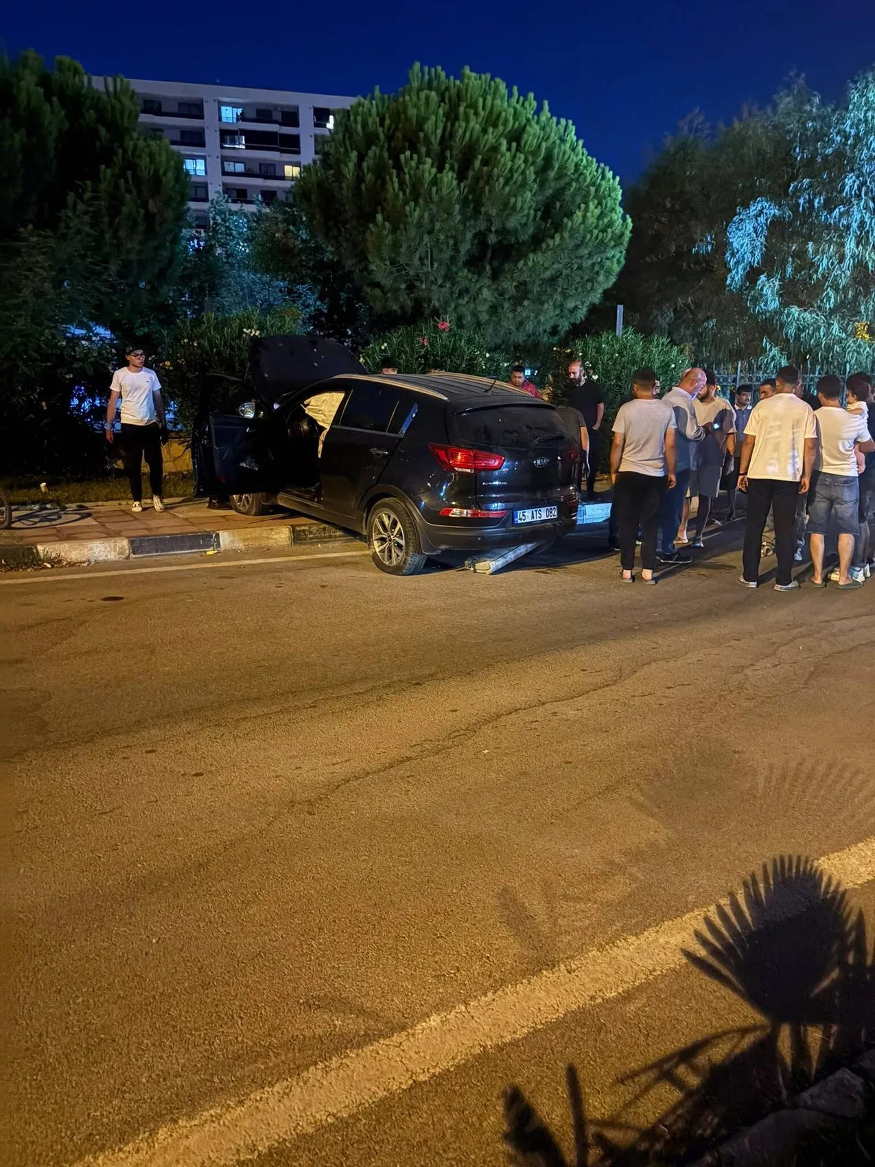 Manisa’da gece vakti kavşakta iki araç birbirine girdi