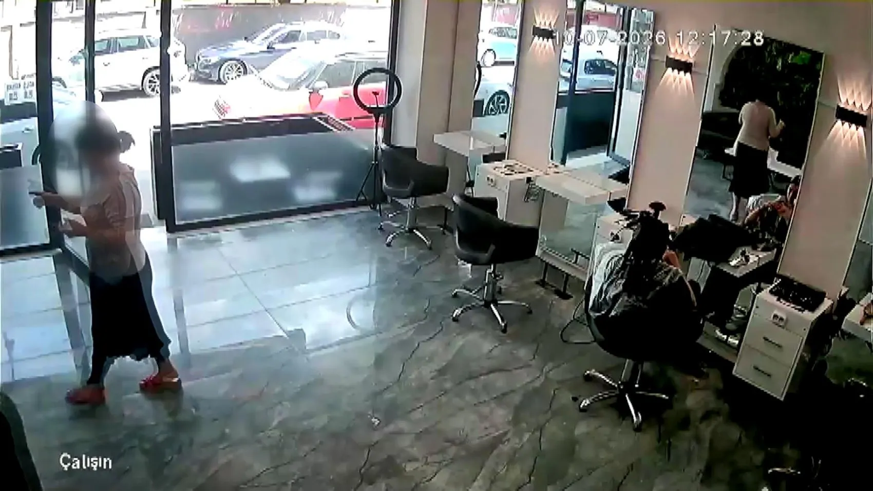 Avcılar'daki kuaförün saçını yaptırıp ödeme yapmadan kaçan müşteriye isyanı