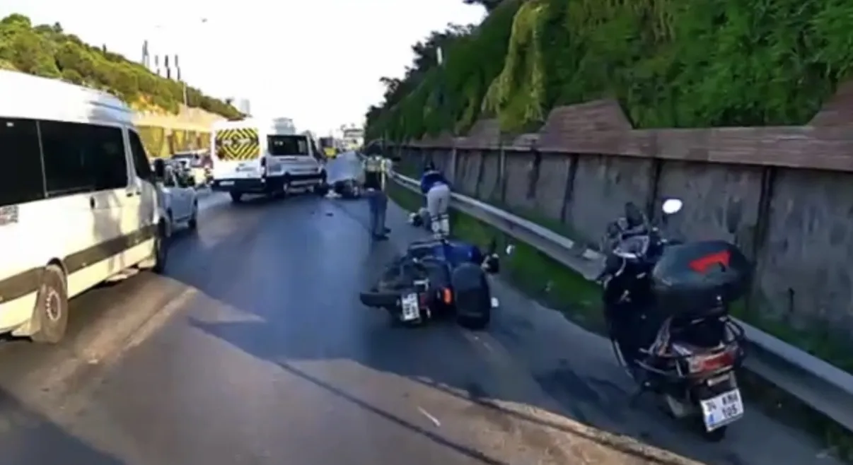 Maltepe'de trafikte makas atan motosikletliler kaza yaptı