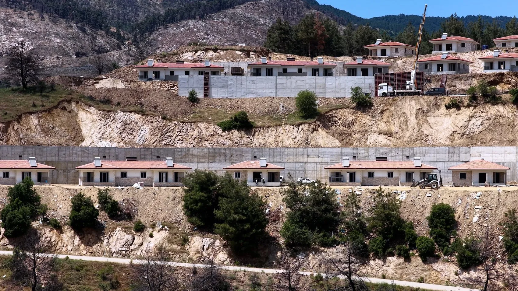 Ödemiş yangınında evsiz kalan aileler yeni yuvalarına kavuşuyor