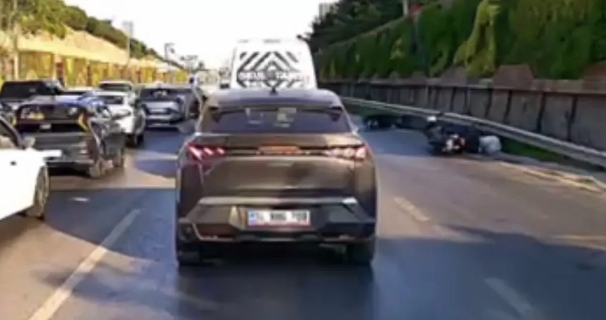 Maltepe'de trafikte makas atan motosikletliler kaza yaptı