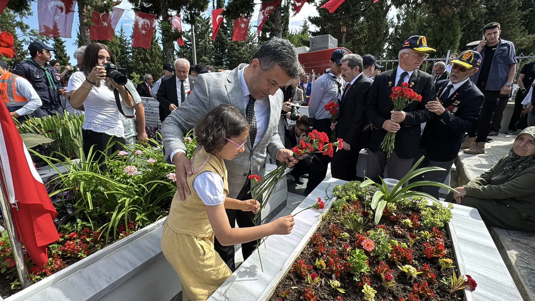 8 yaşındaki Elif hiç tanımadığı şehit dayısını ziyaret etti