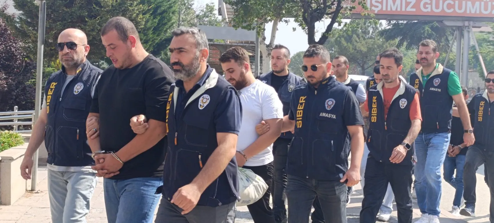 Siber çeteye 9 ilde büyük operasyon 14 kişi cezaevinde