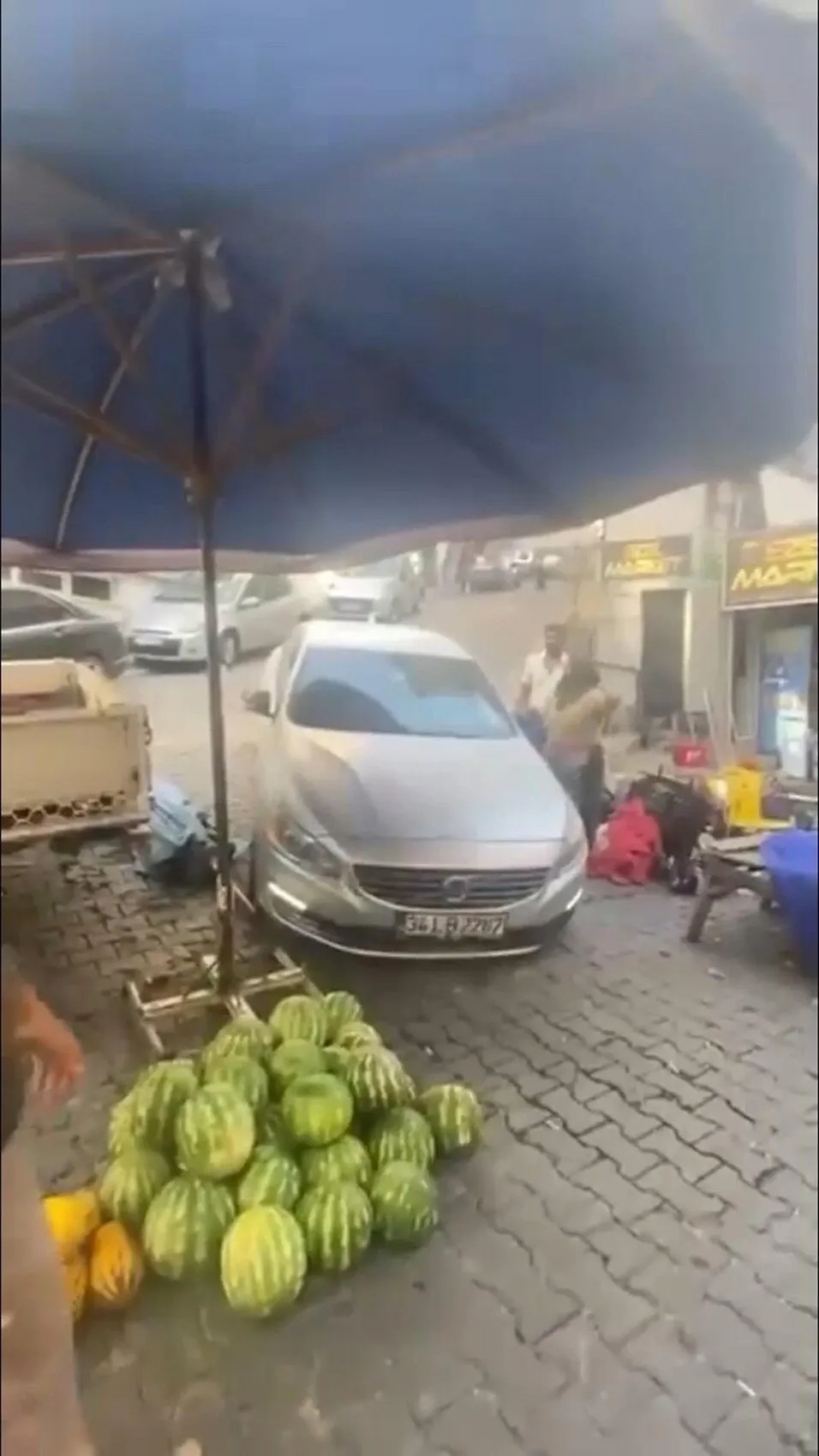 Aydın’da yol kavgası Sürücü pazarcının karpuzlarını ezip geçti