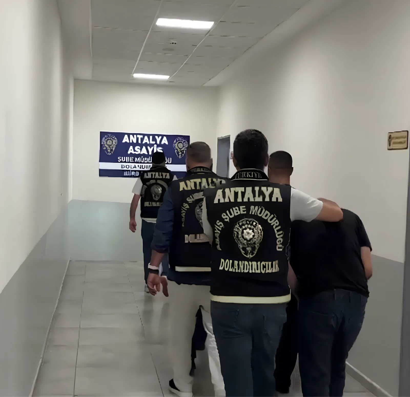 Sahte altın dişlerle kuyumcuları dolandıran şebeke yakalandı