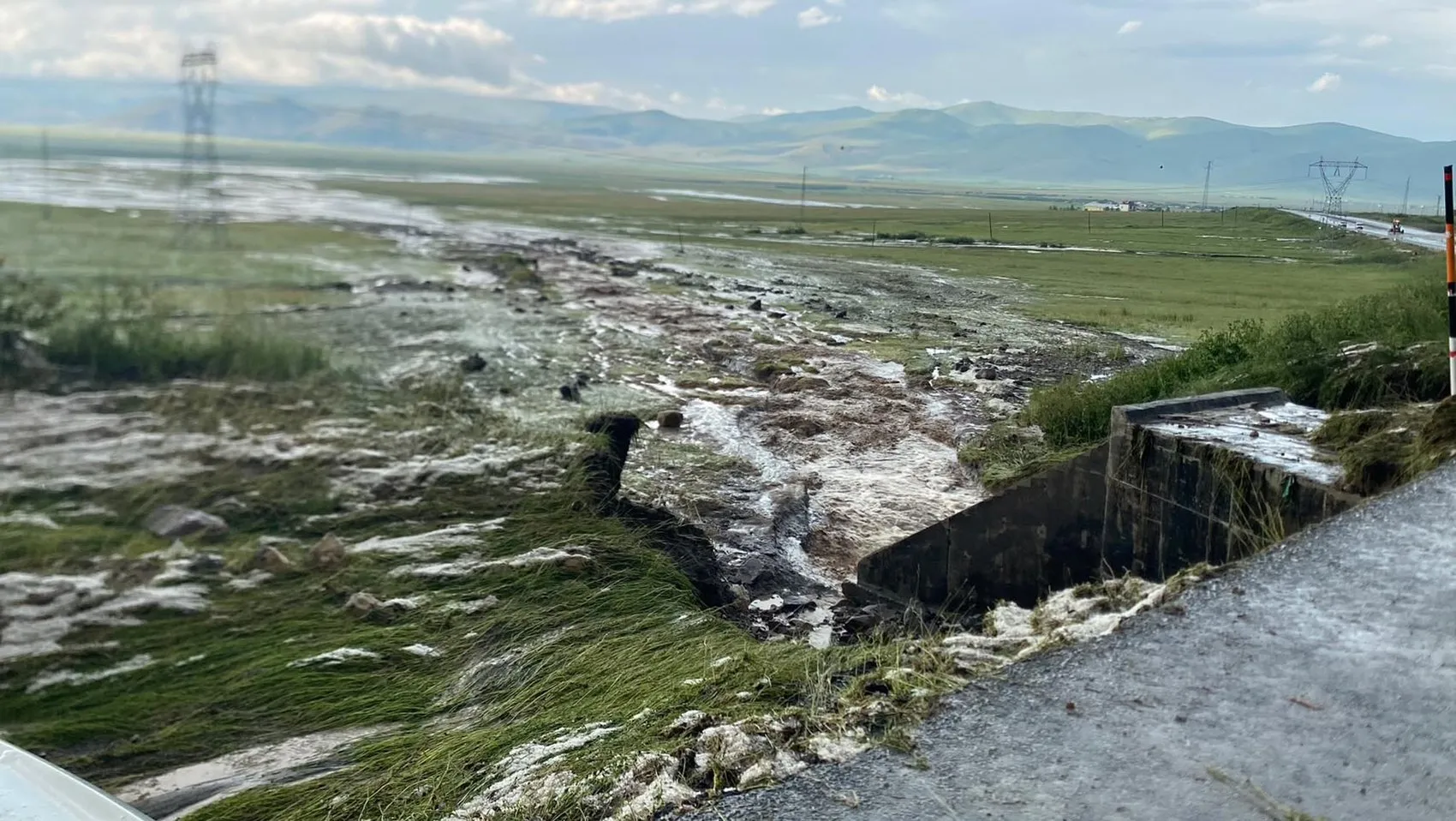 Ardahan’da dolu yağışı hayatı felç etti