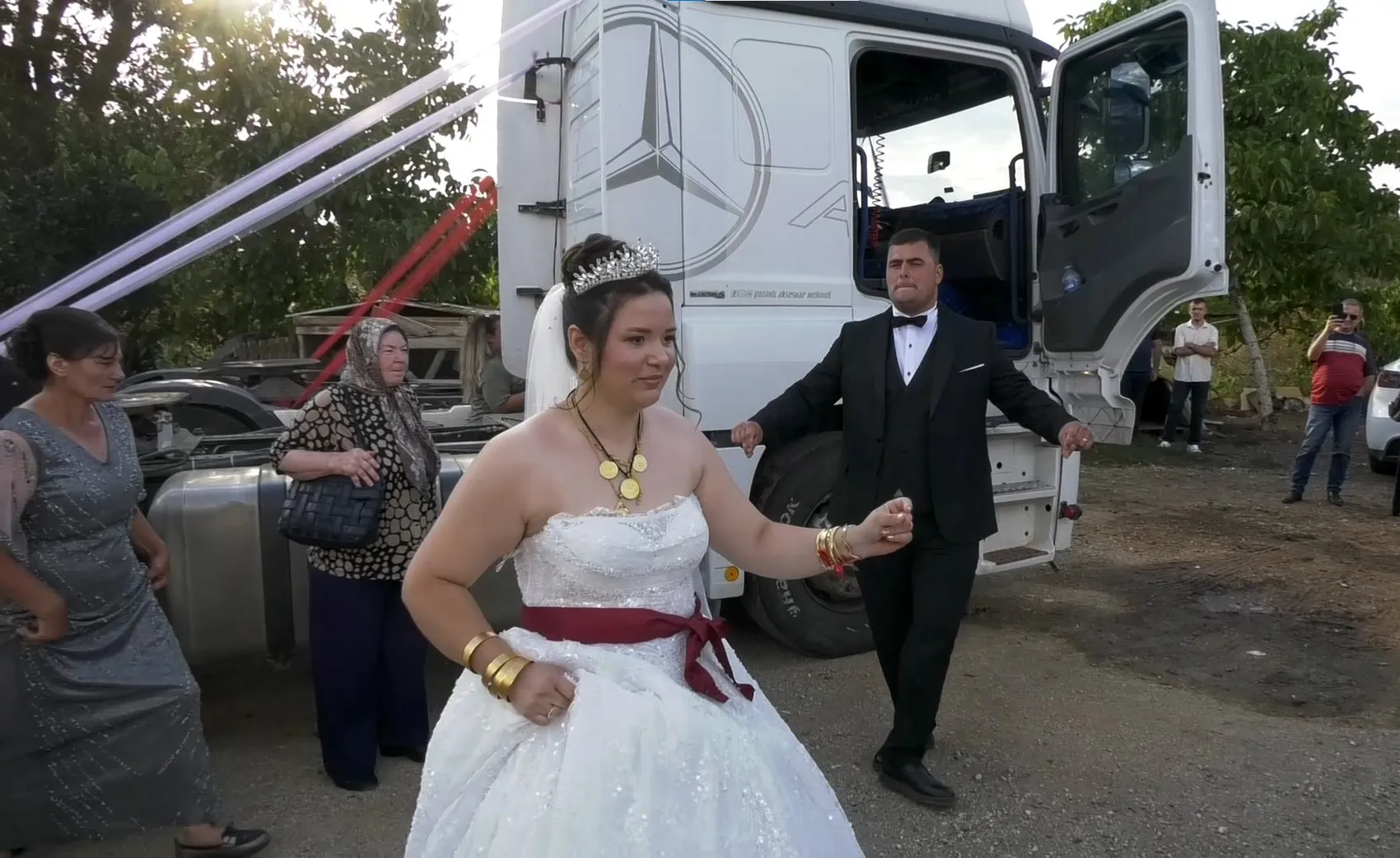 Keşanlı damat düğün konvoyuna dev TIR’ları dahil etti