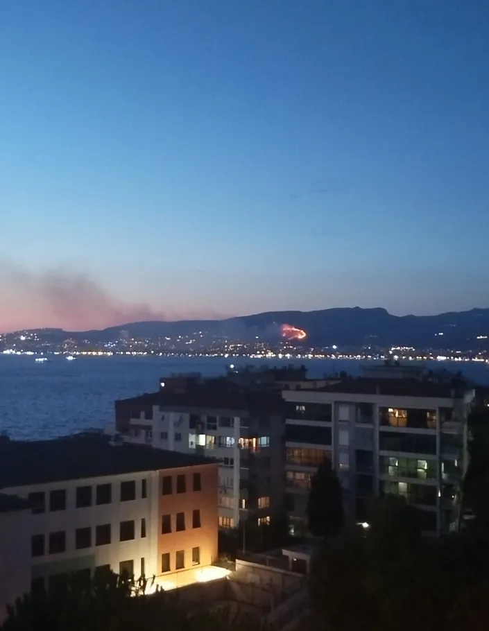 İzmir Çiğli'de akşam saatlerinde başlayan yangın paniğe yol açtı