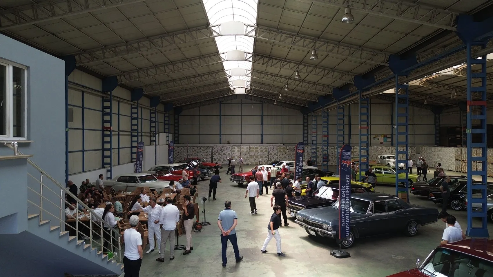 Kayseri'de sanayi hangarı nostalji garajına dönüştü