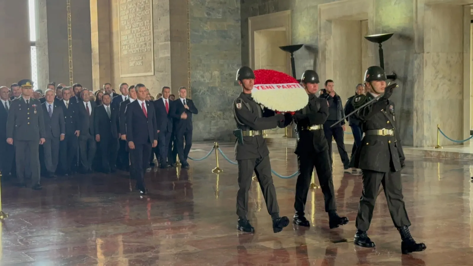 Özgür Özel yeni partisiyle Anıtkabir’e çıktı