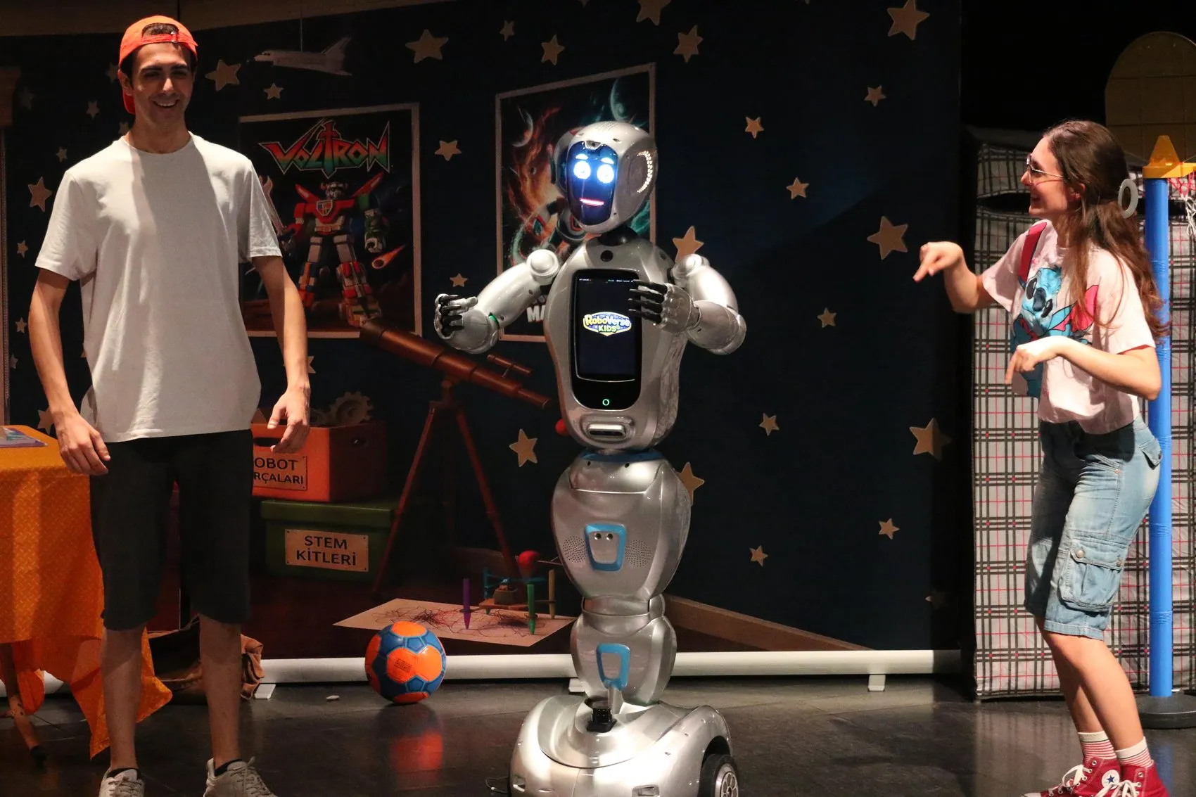 Antalya sahnesinde bir ilk İnsansı robot tiyatro oyuncusu oldu