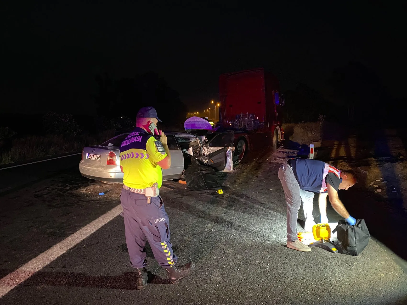 Adana'da otoyol faciası Emniyet şeridindeki TIR'a çarpan araçta iki kişi öldü