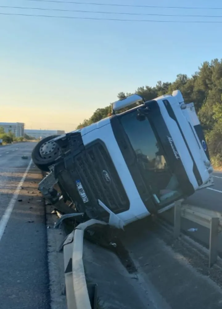 İnegöl girişinde TIR devrildi sürücü hastaneye kaldırıldı