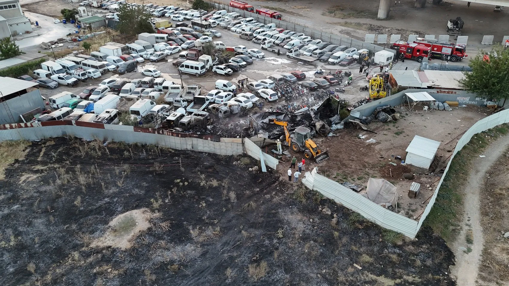 İzmir'de otopark yangını 62 araç kül oldu