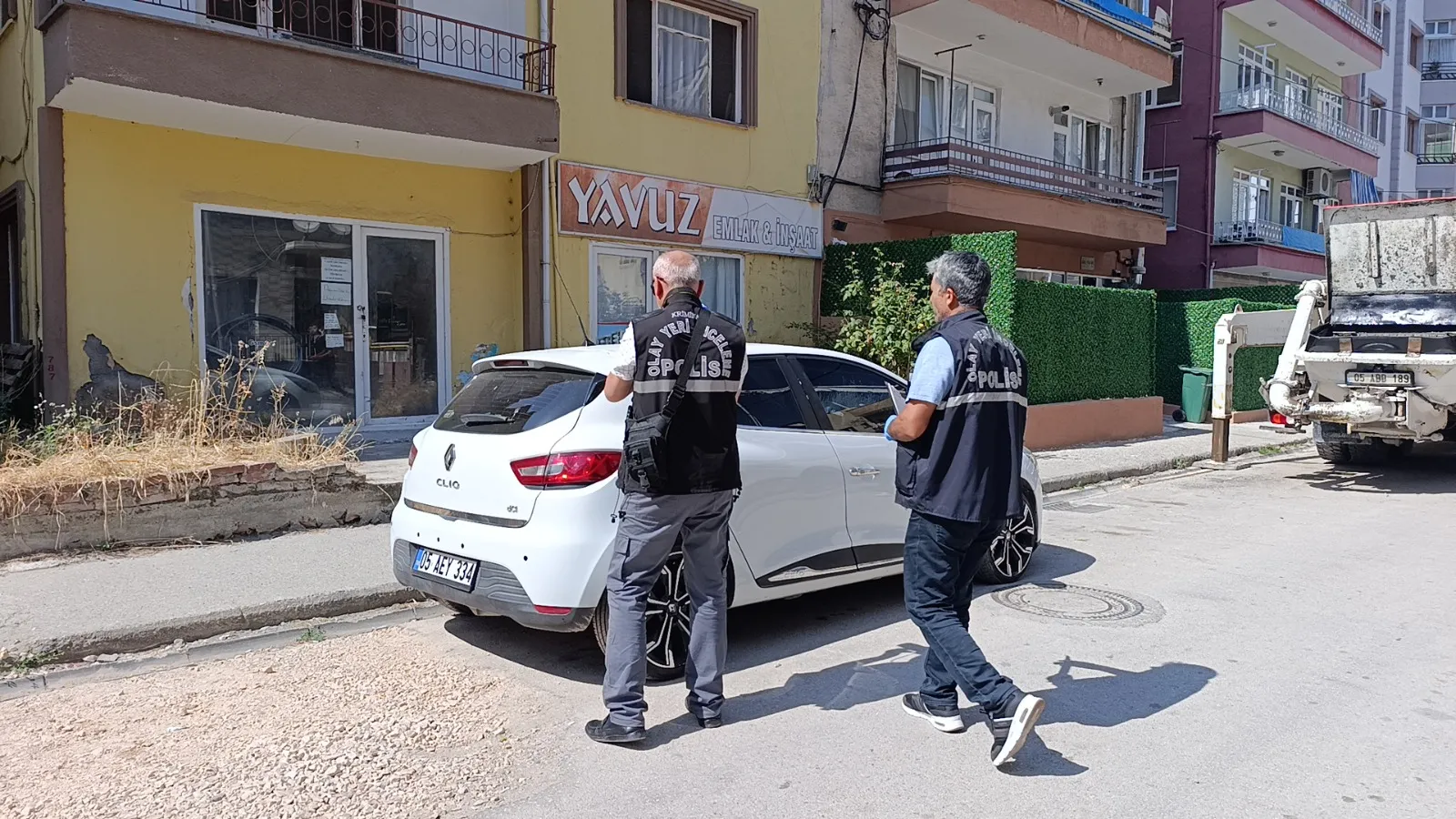 Amasya'da park halindeki araca havadan mermi düştü