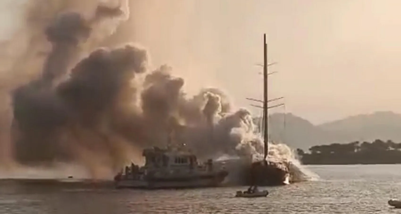 Göcek koyunda alevlere teslim olan lüks tekne battı