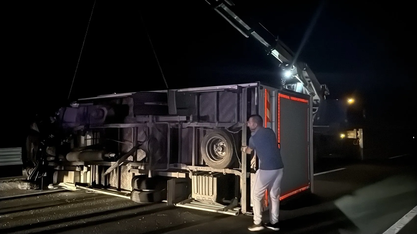 Karabük yolunda direksiyon hakimiyetini kaybeden sürücü bariyerlere çarptı