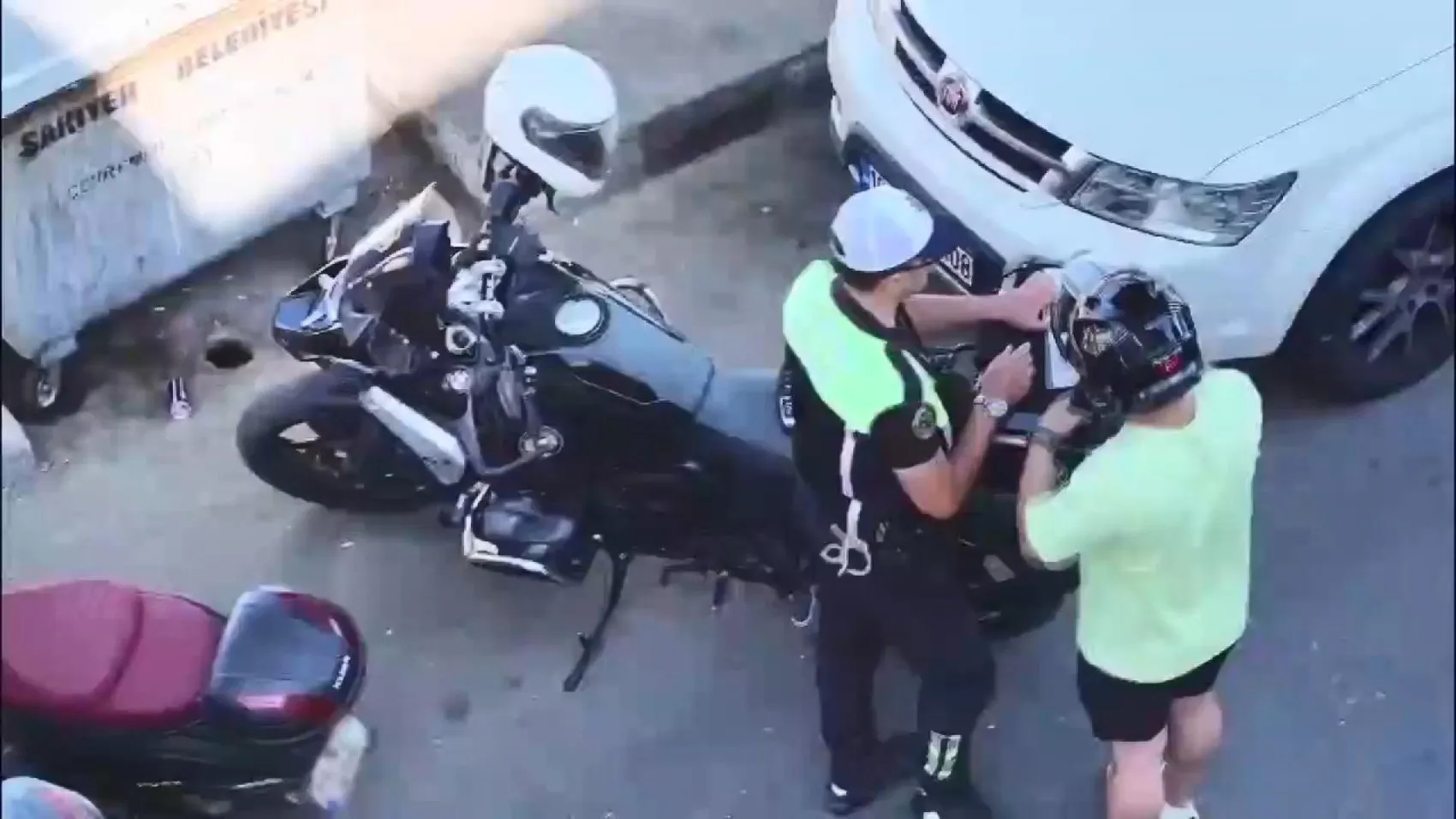 İstanbul’da yaya yoluna giren motosikletlilere dronlu takip