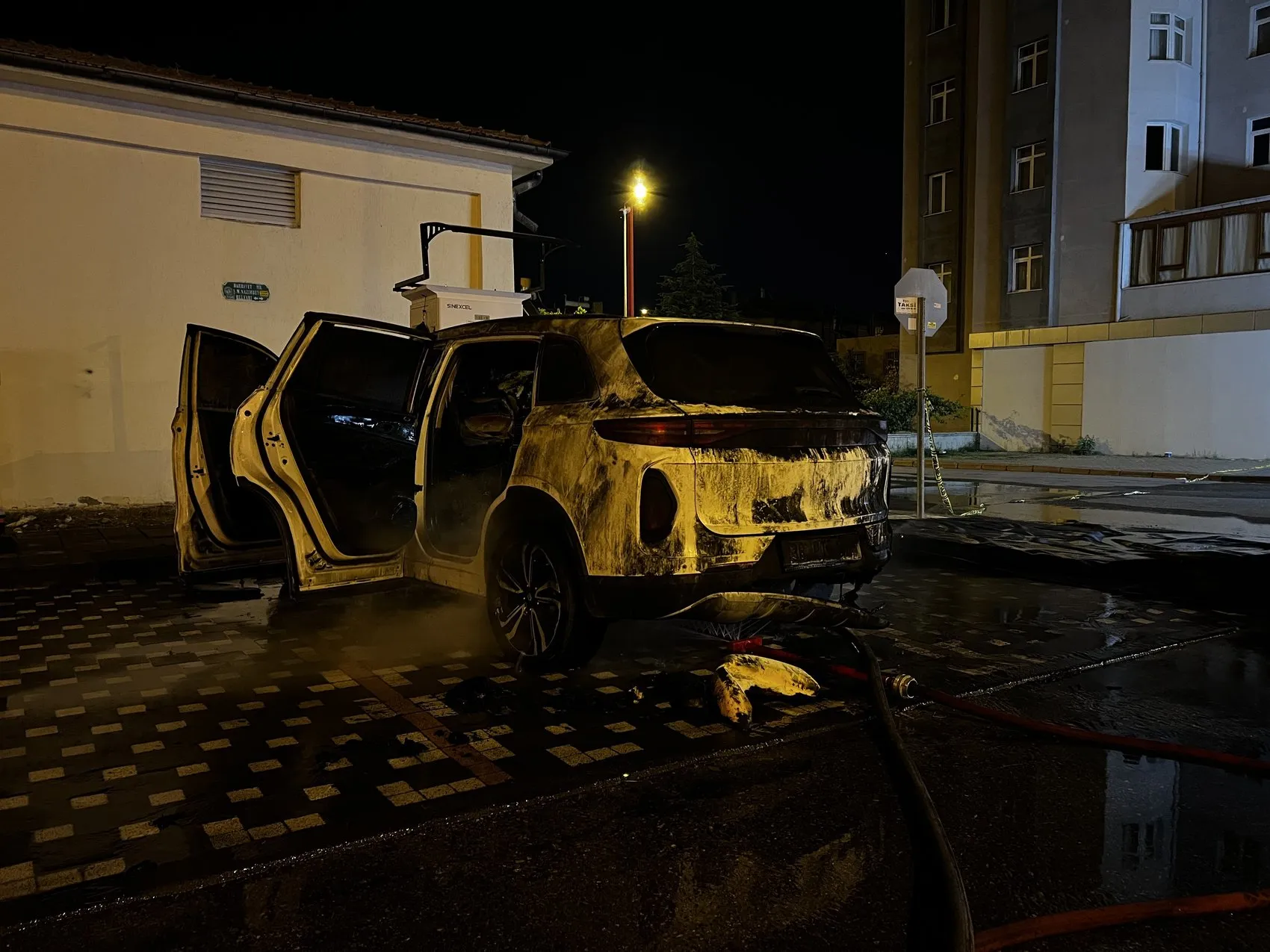Kayseri'de şarj olan elektrikli otomobil alev topuna döndü