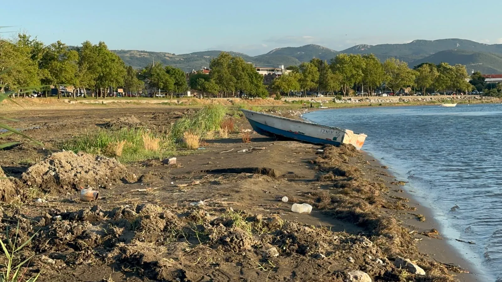 İznik Gölü çekildi, eski iskeleler futbol sahasına dönüştü