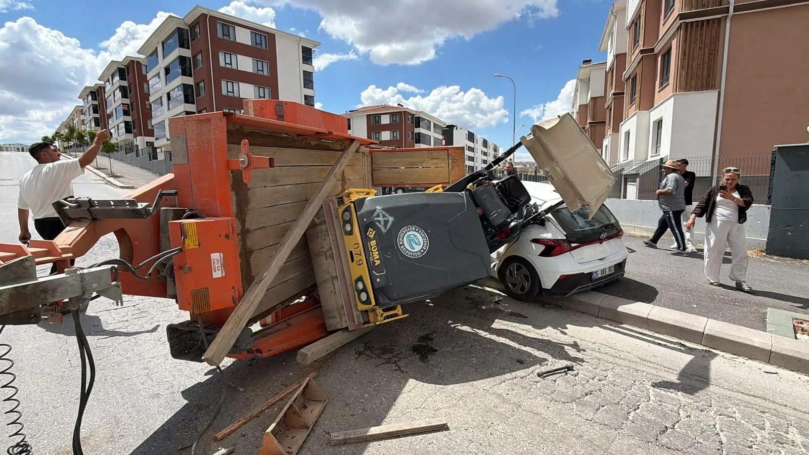 Eskişehir’de yokuş aşağı kontrolden çıkan römork eğitim aracına çarptı