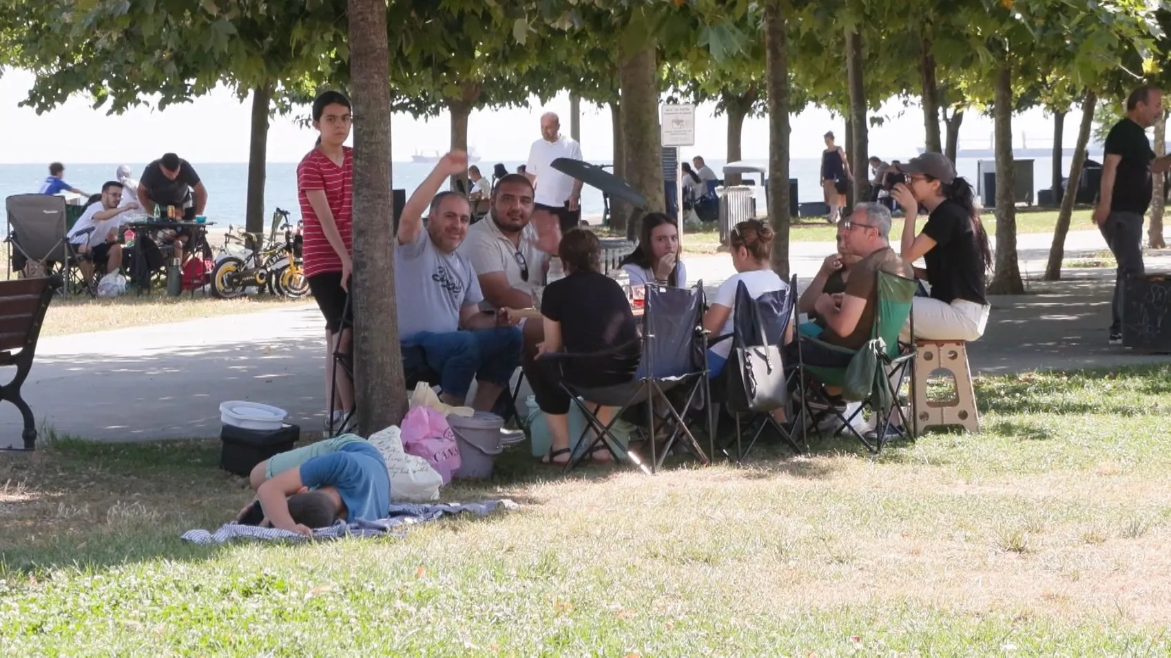 İstanbul'da güneşli hafta sonu sahilleri doldurdu