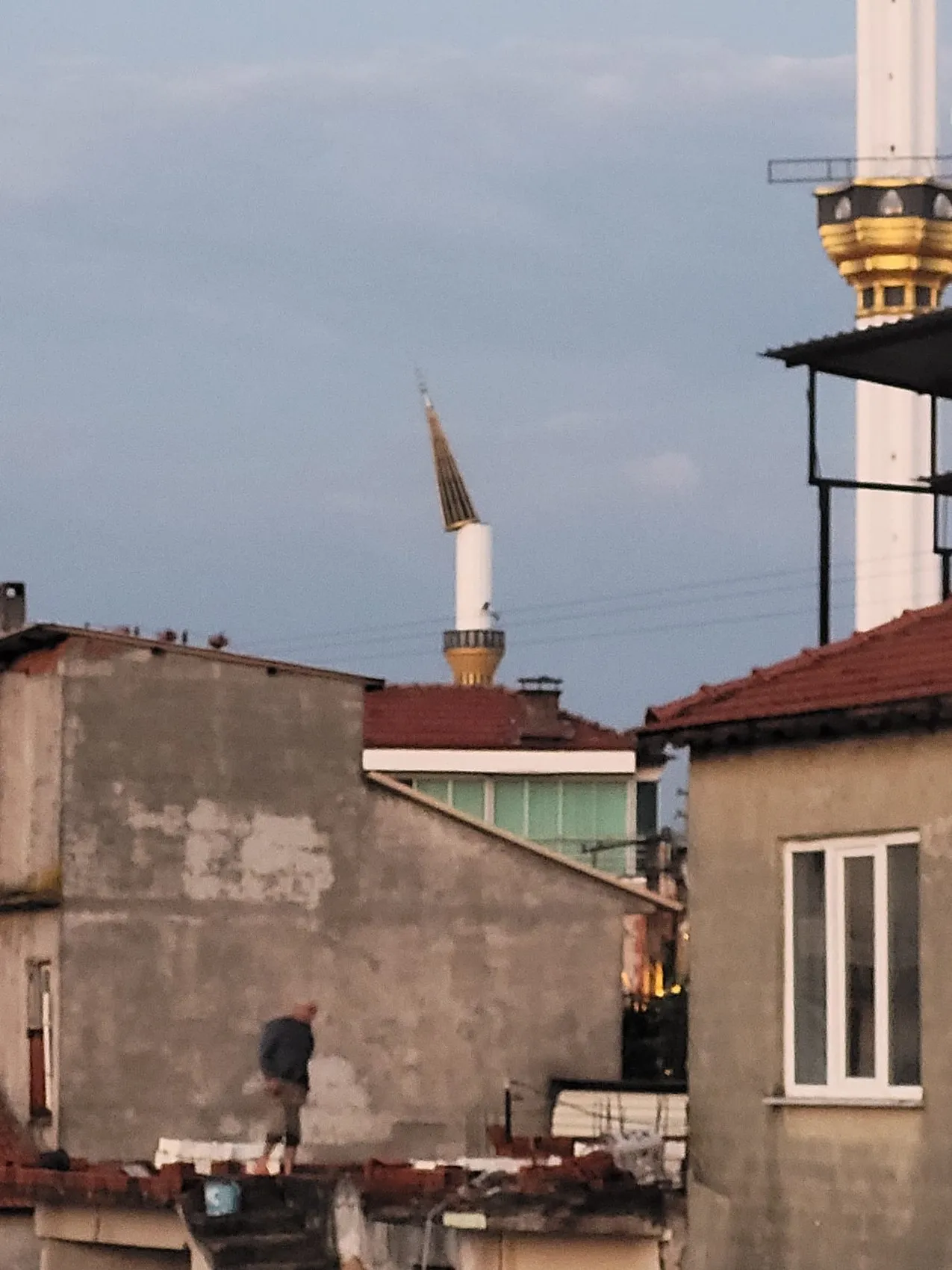 Manisa Kırkağaç'ta fırtına çatıları uçurdu