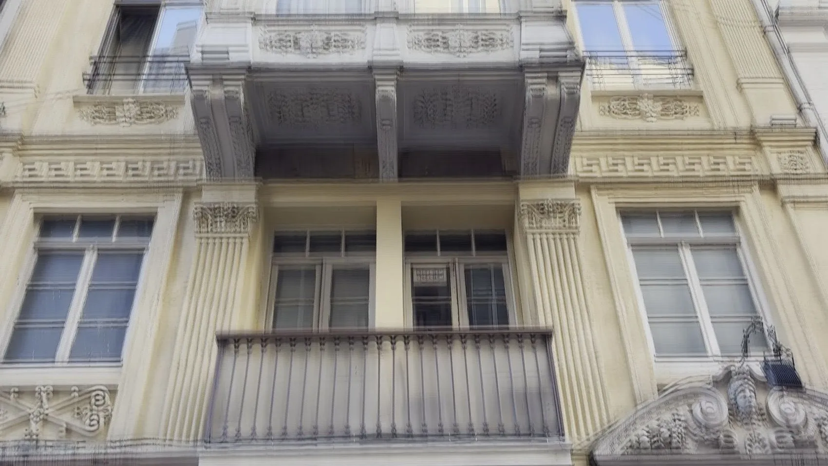 İstiklal Caddesi'ndeki alışveriş merkezinde korkutan yangın