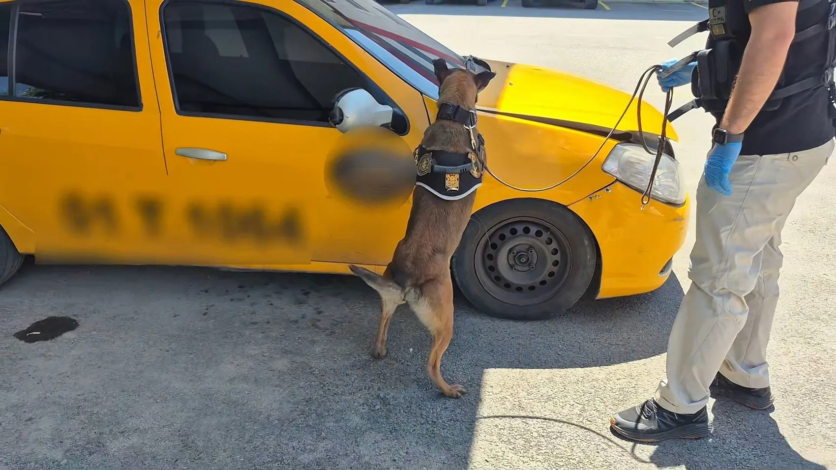 Malatya’da taksinin motoruna gizlenmiş yüklü miktarda uyuşturucu bulundu