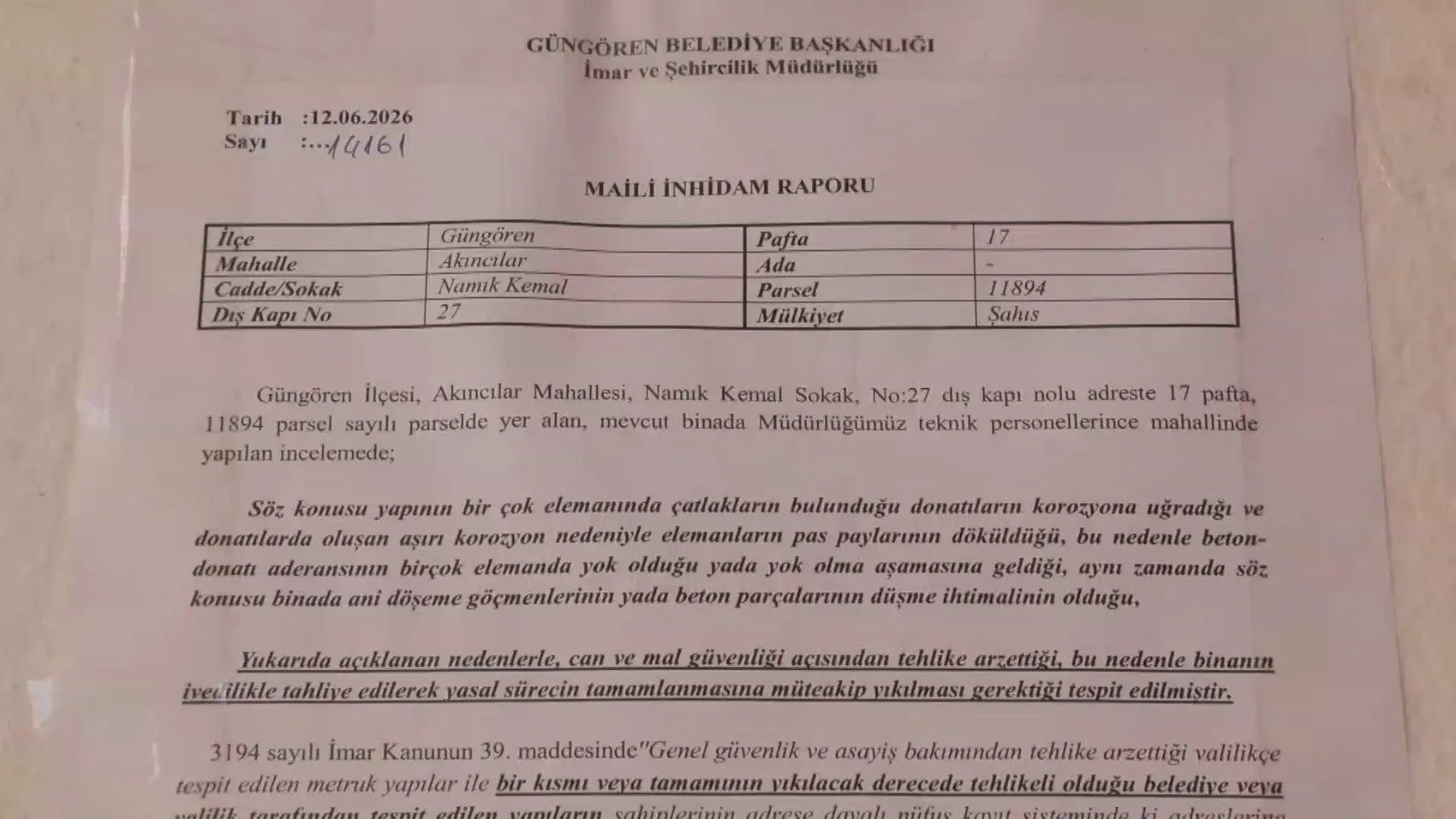Güngören'de mühürlenen binaya girenler tehlikeye davetiye çıkarıyor