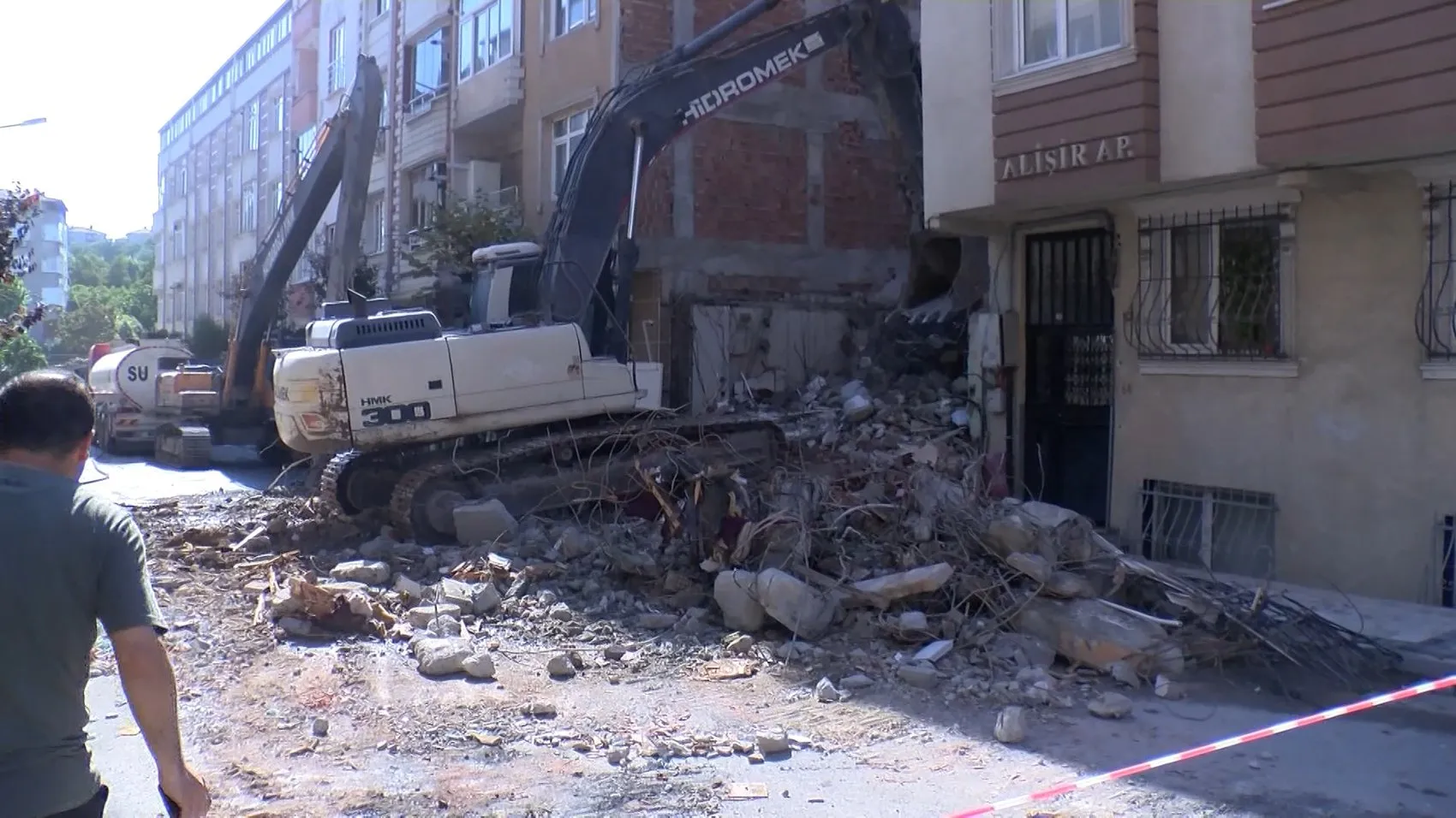 Gaziosmanpaşa'da yıkım faciası Molozlar uyuyan baba ve kızının üzerine düştü