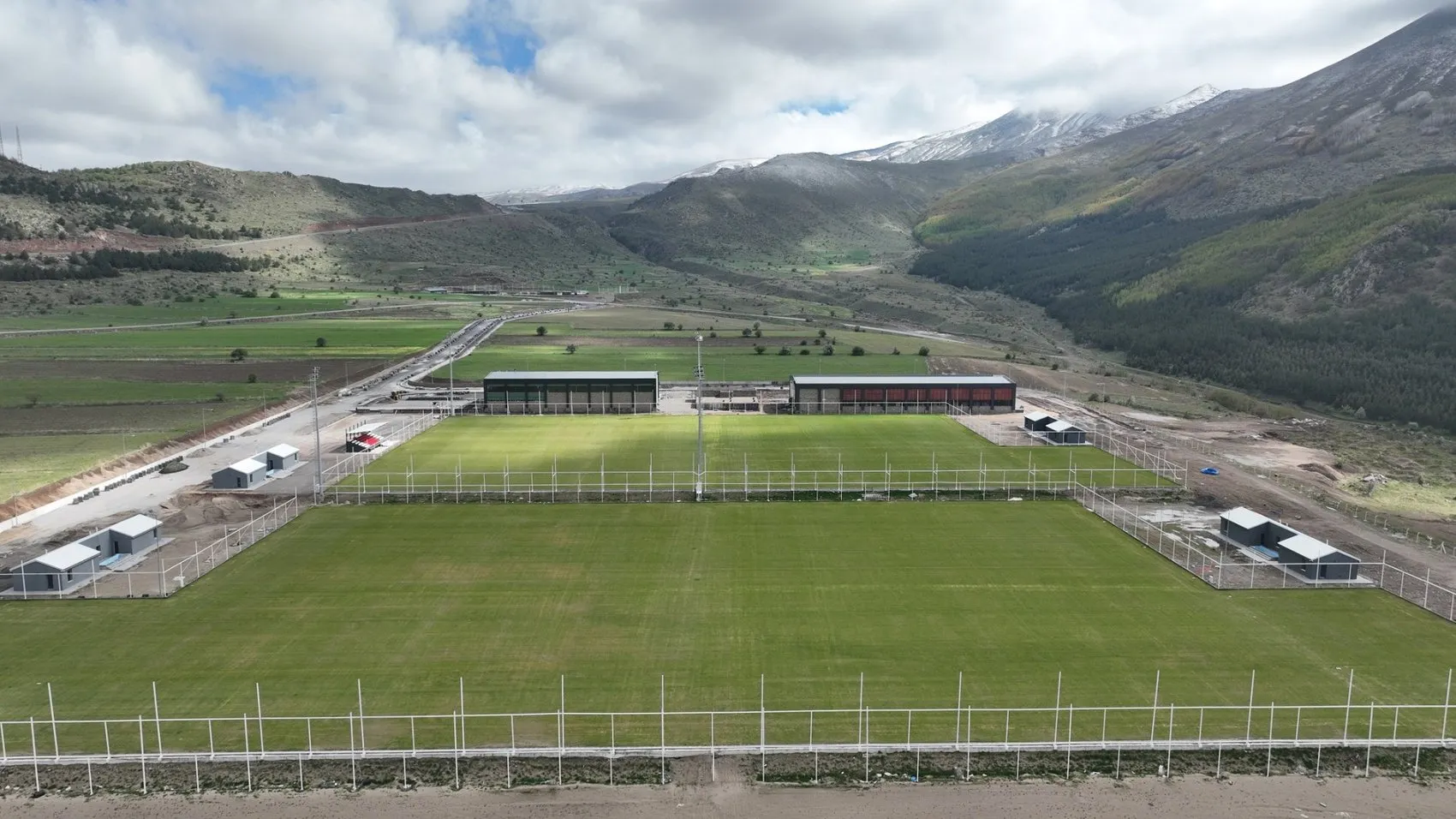 Erciyes zirvesi futbol takımlarının yeni kamp merkezi oldu