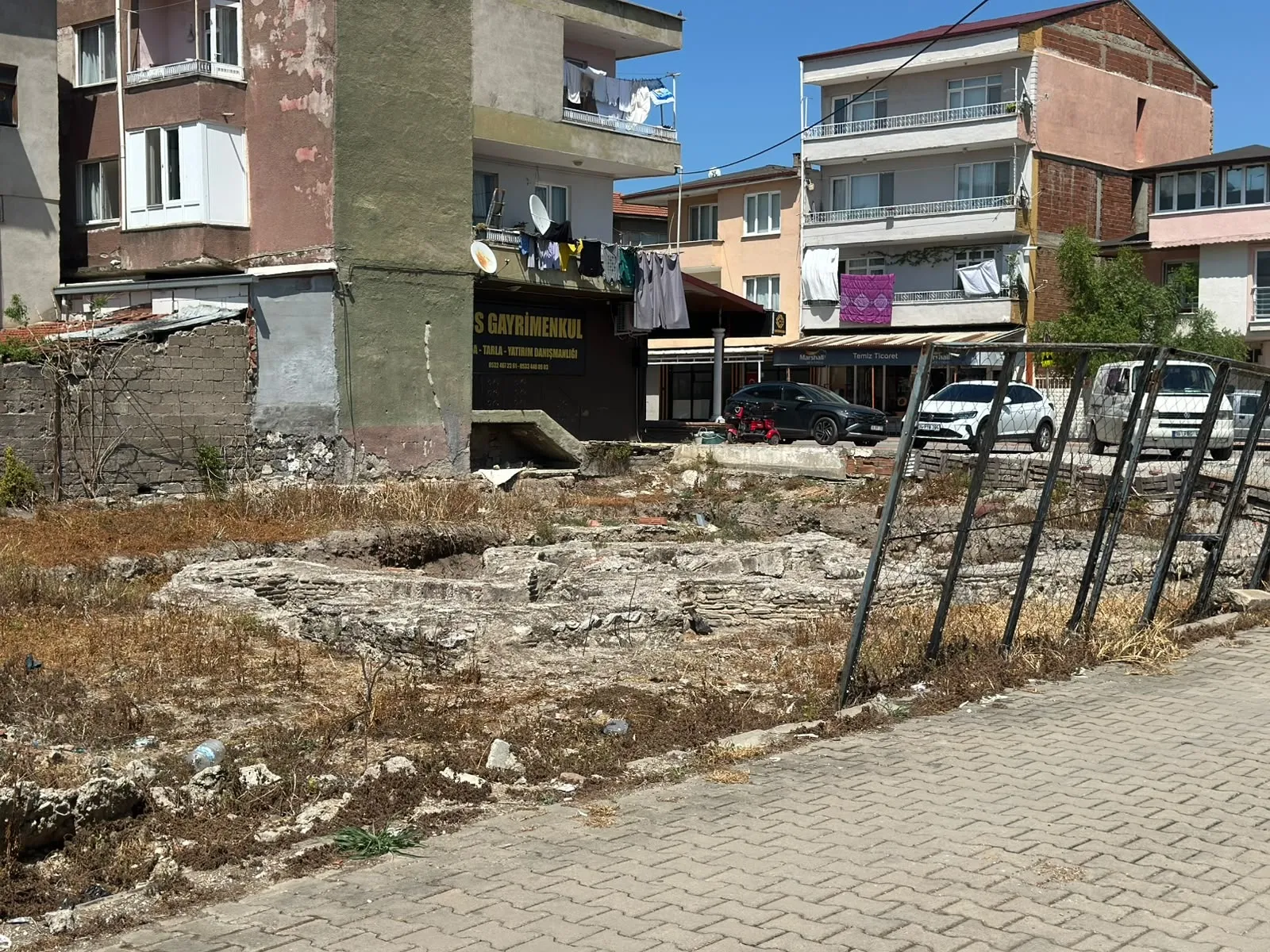 İznik’teki Roma hamamı çöplüğe döndü